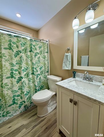 241 CIRCLE Drive, Galesburg, IL 61401