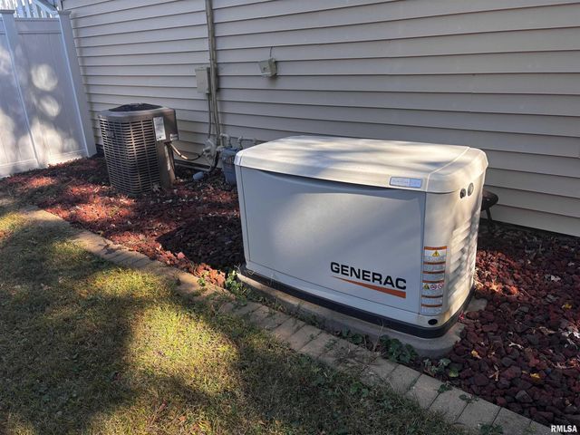 241 CIRCLE Drive, Galesburg, IL 61401