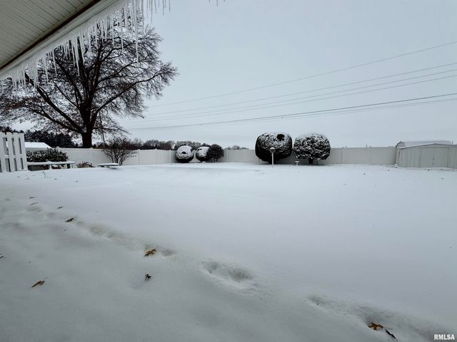 241 CIRCLE Drive, Galesburg, IL 61401