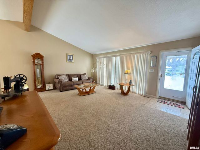 241 CIRCLE Drive, Galesburg, IL 61401