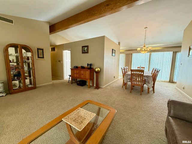 241 CIRCLE Drive, Galesburg, IL 61401