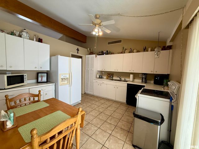 241 CIRCLE Drive, Galesburg, IL 61401