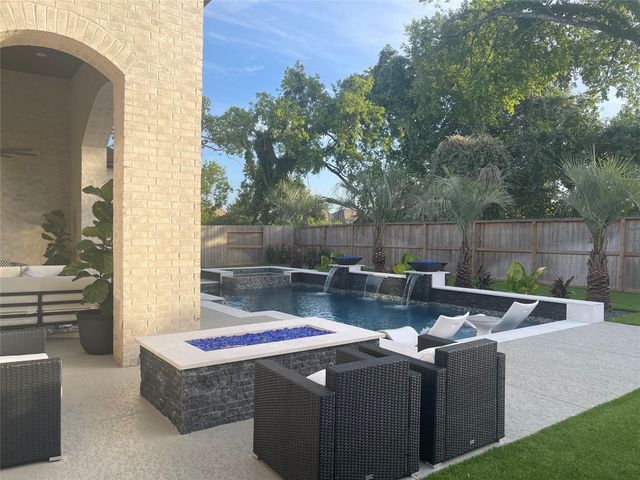 1919 Golden Leaf Drive, Missouri City, TX 77459