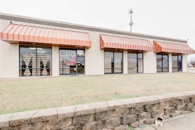 2321 W Arkansas Lane 100, Pantego, TX 76013