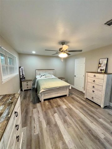 806 Moody Avenue, League City, TX 77573
