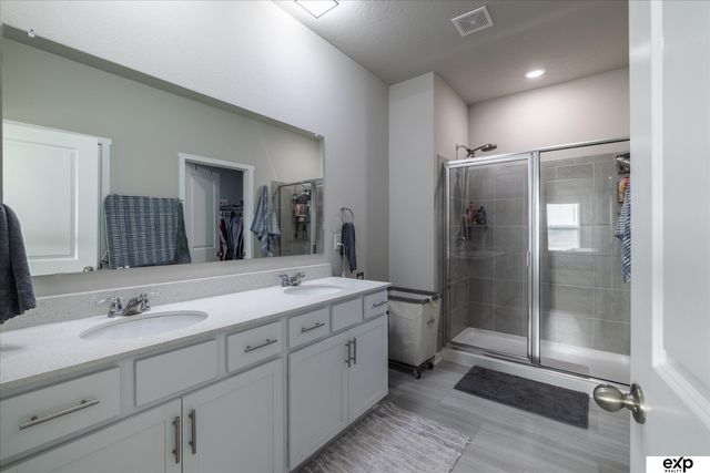 17525 Rose Lane Road, Omaha, NE 68136