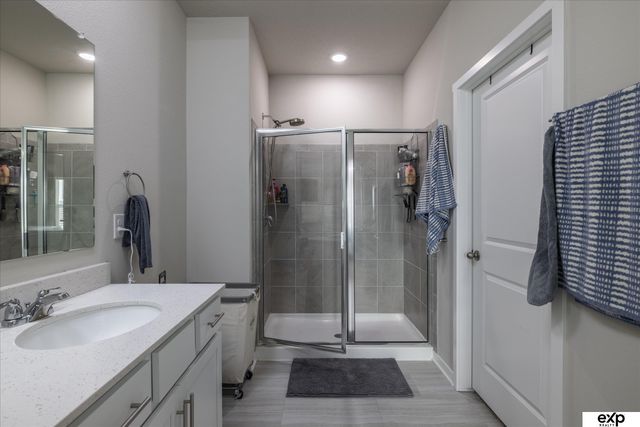 17525 Rose Lane Road, Omaha, NE 68136