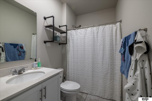 17525 Rose Lane Road, Omaha, NE 68136