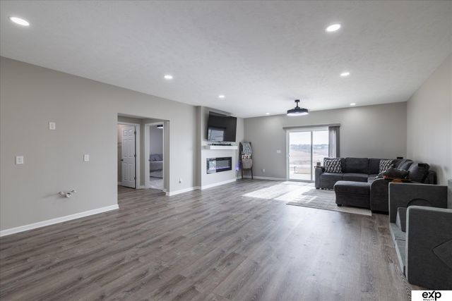 17525 Rose Lane Road, Omaha, NE 68136