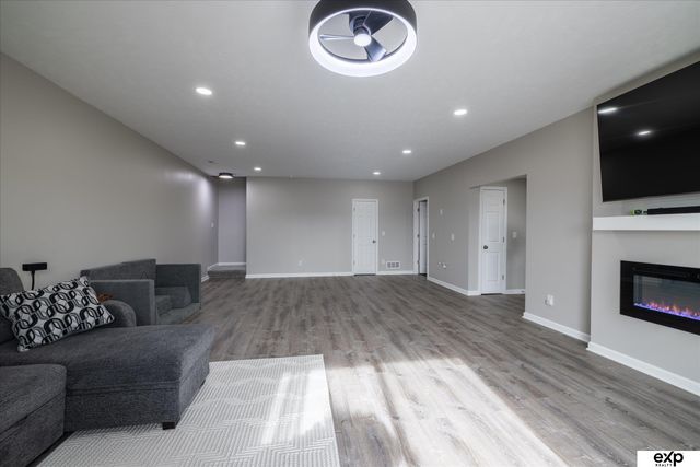 17525 Rose Lane Road, Omaha, NE 68136