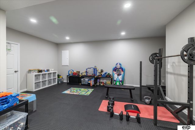 17525 Rose Lane Road, Omaha, NE 68136