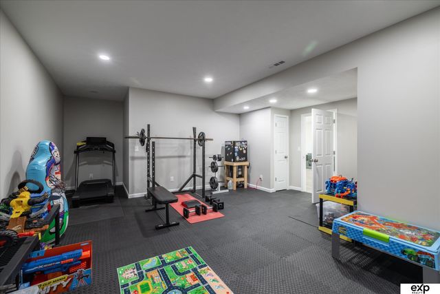 17525 Rose Lane Road, Omaha, NE 68136