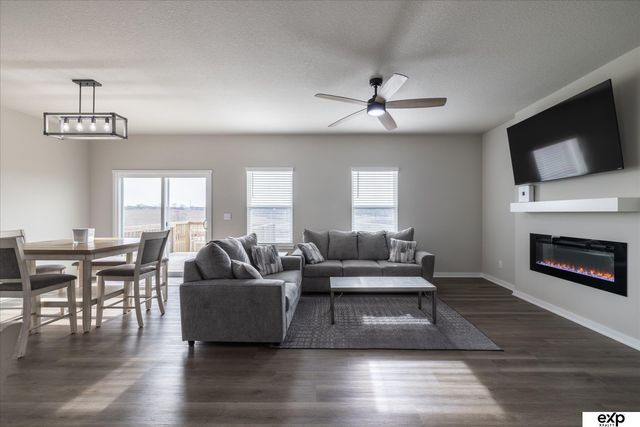 17525 Rose Lane Road, Omaha, NE 68136