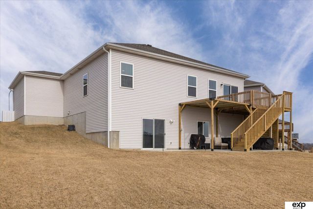 17525 Rose Lane Road, Omaha, NE 68136