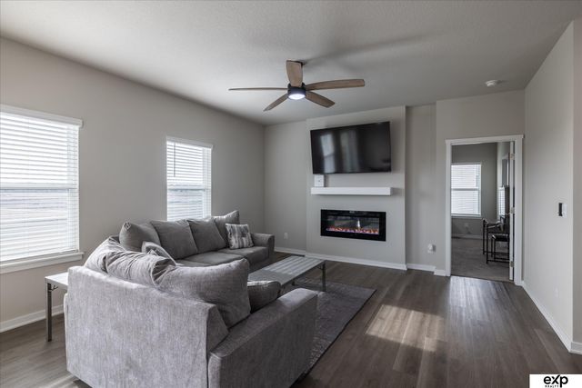 17525 Rose Lane Road, Omaha, NE 68136