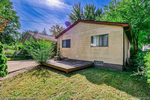 18949 Kenosha Street, Harper Woods, MI 48225