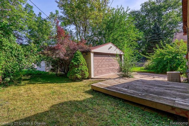 18949 Kenosha Street, Harper Woods, MI 48225