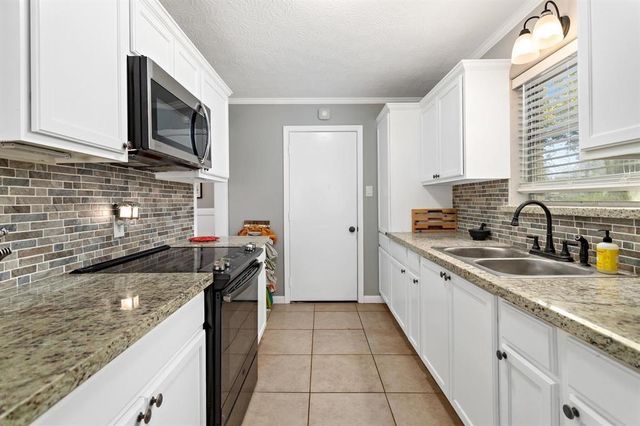 1845 King Arthur Court, Pinehurst, TX 77630