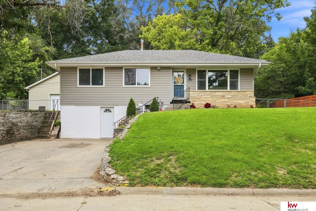 222 Pickardy Lane, Council Bluffs, IA 51503