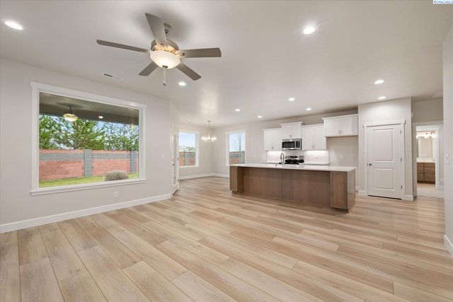 6958 W 31st Ave., Kennewick, WA 99338