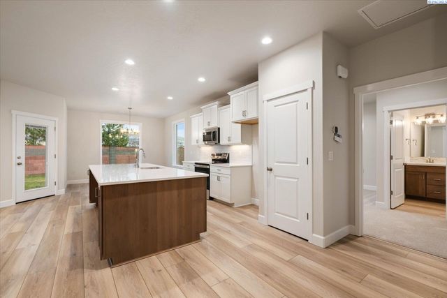 6958 W 31st Ave., Kennewick, WA 99338