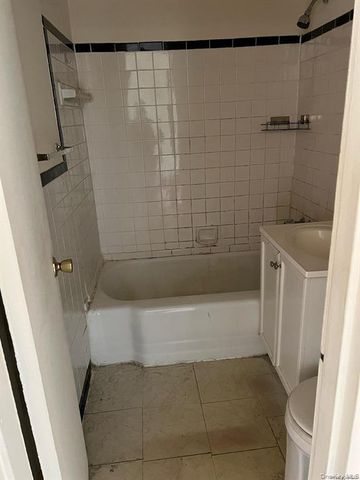 222-89 Braddock Avenue 6B, Bellerose, NY 11426