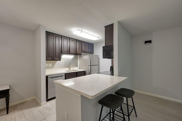 1860 White Oak Drive 207, Houston, TX 77009