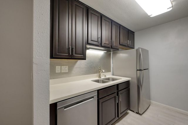 1860 White Oak Drive 207, Houston, TX 77009