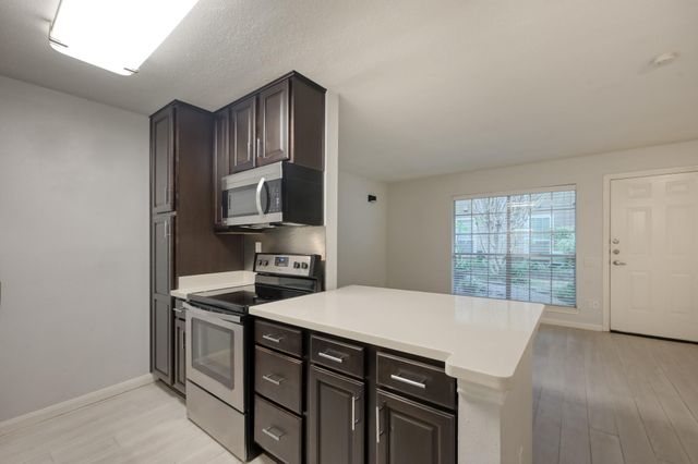 1860 White Oak Drive 207, Houston, TX 77009