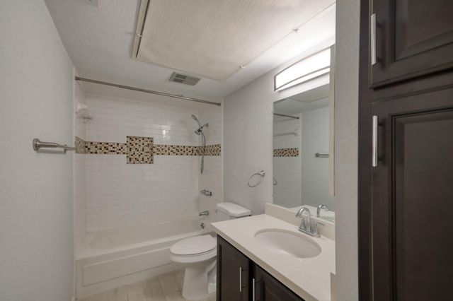 1860 White Oak Drive 207, Houston, TX 77009