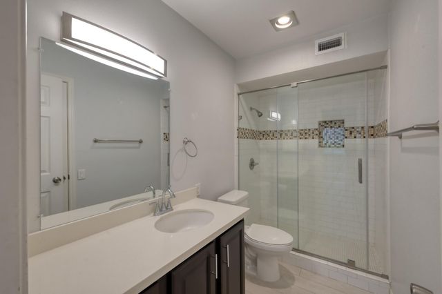 1860 White Oak Drive 207, Houston, TX 77009