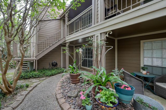 1860 White Oak Drive 207, Houston, TX 77009