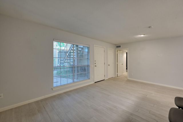 1860 White Oak Drive 207, Houston, TX 77009