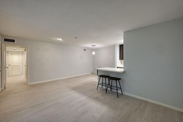 1860 White Oak Drive 207, Houston, TX 77009