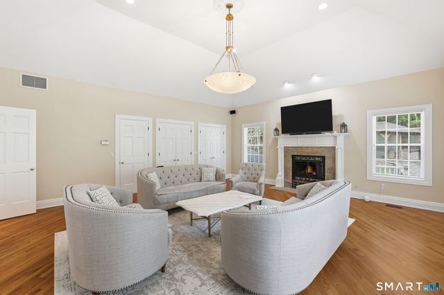 18 West Haviland Lane, Stamford, CT 06903