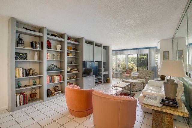 3154 Via Poinciana 116, Greenacres, FL 33467