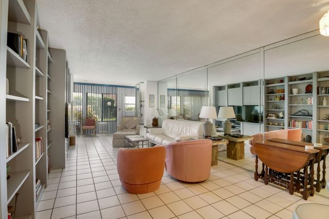 3154 Via Poinciana 116, Greenacres, FL 33467