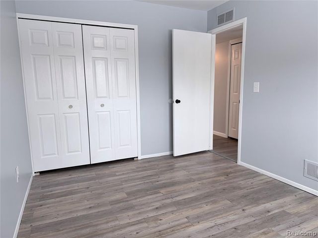 166 W Coy Avenue, Hazel Park, MI 48030