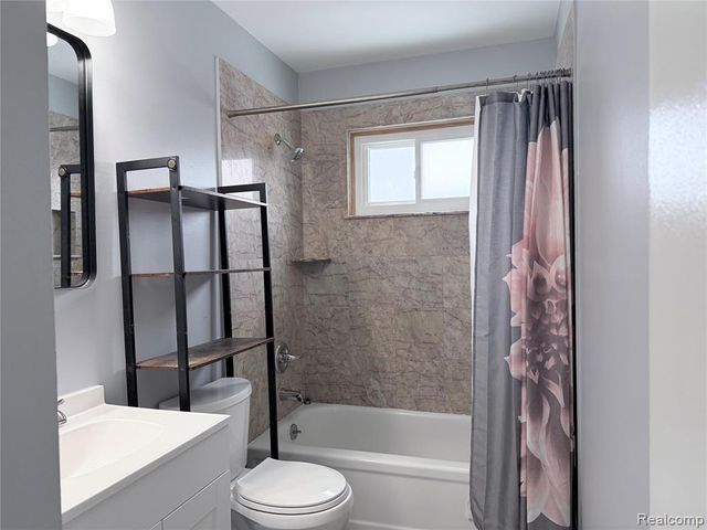 166 W Coy Avenue, Hazel Park, MI 48030