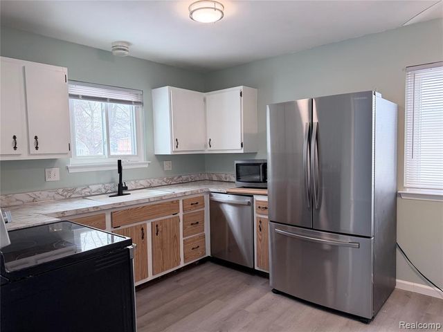 166 W Coy Avenue, Hazel Park, MI 48030