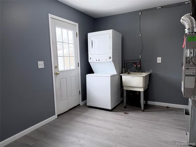 166 W Coy Avenue, Hazel Park, MI 48030