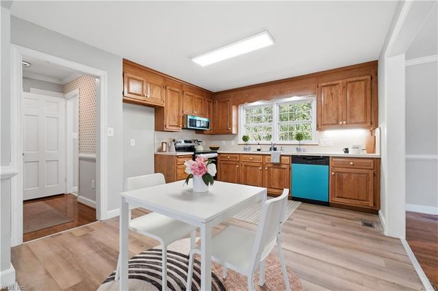 218 Crittenden LN, Newport News, VA 23606