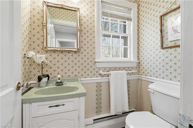 218 Crittenden LN, Newport News, VA 23606