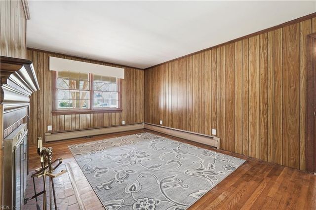 218 Crittenden LN, Newport News, VA 23606