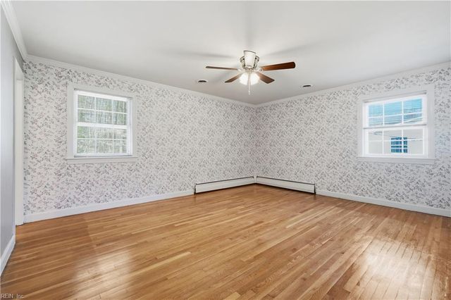 218 Crittenden LN, Newport News, VA 23606