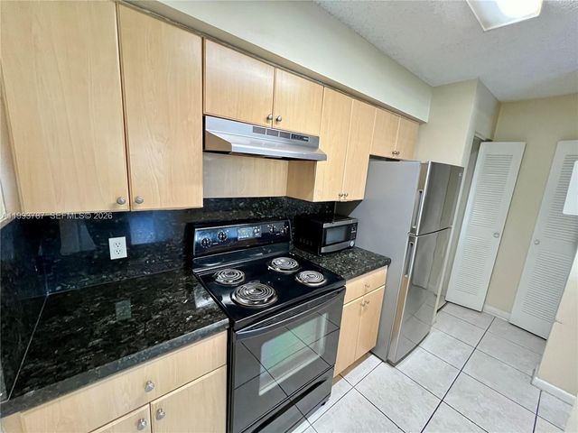 530 S Park Rd 15-11, Hollywood, FL 33021