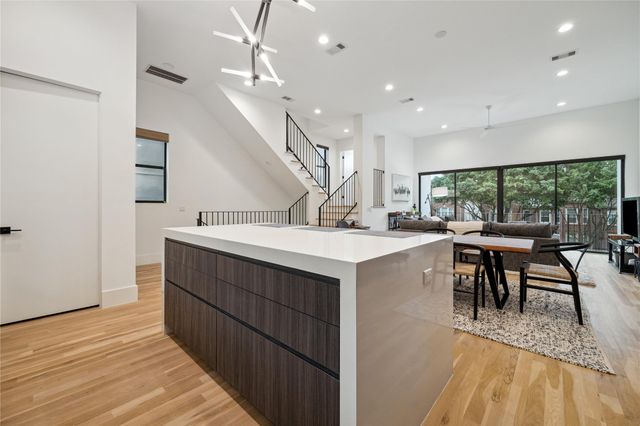 711 Memorial Heights Drive, Houston, TX 77007