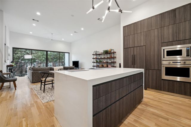 711 Memorial Heights Drive, Houston, TX 77007