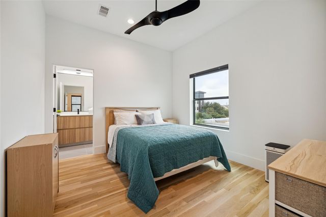 711 Memorial Heights Drive, Houston, TX 77007