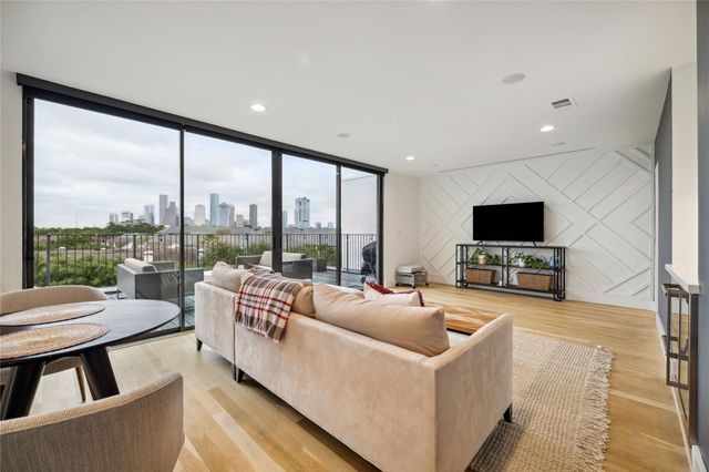 711 Memorial Heights Drive, Houston, TX 77007